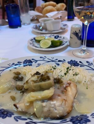 Stephanie Salas Instagram - Es un must de verano en cdmx visitar el emblemático restaurante #sanangelinn
“Una hacienda Colonial” que se inauguró en 1963, cuyo objetivo fué preservar la gastronomía Mexicana🇲🇽
Adoro este emblematico spot… principalmente por que conserva el recuerdo familiar de mi abuela doña #silviapinal ⭐️ con quien vivimos los mejores momentos disfrutando de las delicias de su Mexico querido✨
Hoy en día pensando en ella✨ me gusta sentarme a la mesa y descorchar un buen vino blanco… empezar con una excelente ensalada Hacienda 🥗 y como plato fuerte, Robalo al vino con alcachofas.
@salas_chef
#stephaniesalasphoto📷
#stephaniesalas
#mesonlouislatour
#mexico
#sanangel
#vinoblanco
#buenamesa
#gourmet