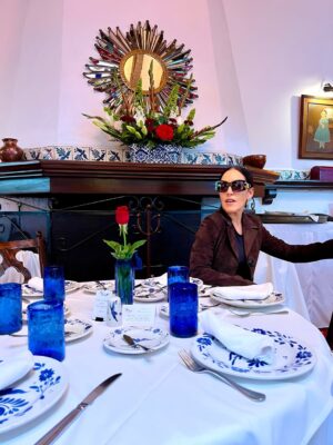 Stephanie Salas Instagram - Es un must de verano en cdmx visitar el emblemático restaurante #sanangelinn
“Una hacienda Colonial” que se inauguró en 1963, cuyo objetivo fué preservar la gastronomía Mexicana🇲🇽
Adoro este emblematico spot… principalmente por que conserva el recuerdo familiar de mi abuela doña #silviapinal ⭐️ con quien vivimos los mejores momentos disfrutando de las delicias de su Mexico querido✨
Hoy en día pensando en ella✨ me gusta sentarme a la mesa y descorchar un buen vino blanco… empezar con una excelente ensalada Hacienda 🥗 y como plato fuerte, Robalo al vino con alcachofas.
@salas_chef
#stephaniesalasphoto📷
#stephaniesalas
#mesonlouislatour
#mexico
#sanangel
#vinoblanco
#buenamesa
#gourmet