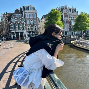 Stephanie Salas Instagram - Ámstel ( área con agua ) 🇳🇱 mi lugar preferido ever🚤⚓️🪄✨⚡️🚲
#amsterdam
#amstelriver
#stephaniesalasphoto📷
#humbertozuritaphoto📷