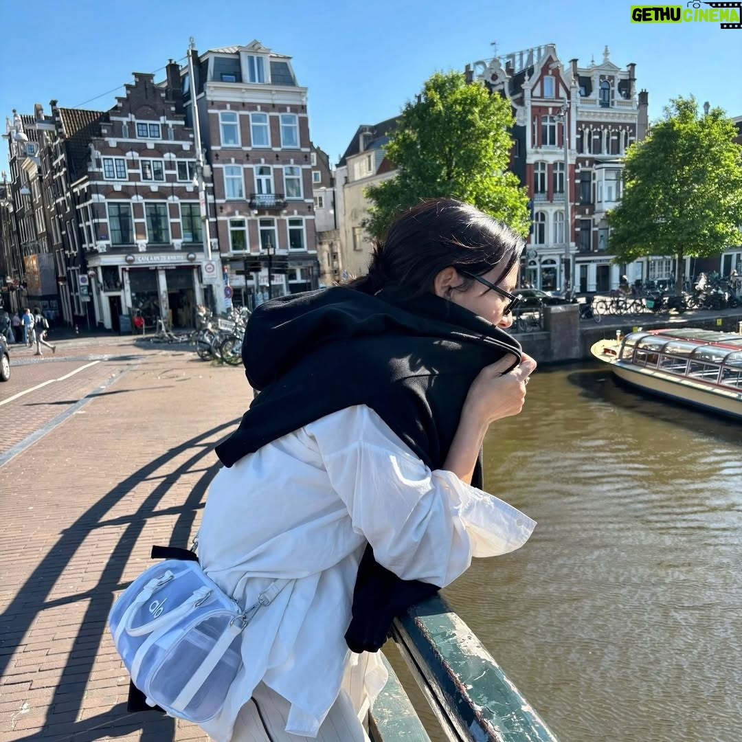 Stephanie Salas - 2.8K Likes - Ámstel ( área con agua ) 🇳🇱 mi lugar preferido ever🚤⚓️🪄✨⚡️🚲
#amsterdam 
#amstelriver 
#stephaniesalasphoto📷 
#humbertozuritaphoto📷