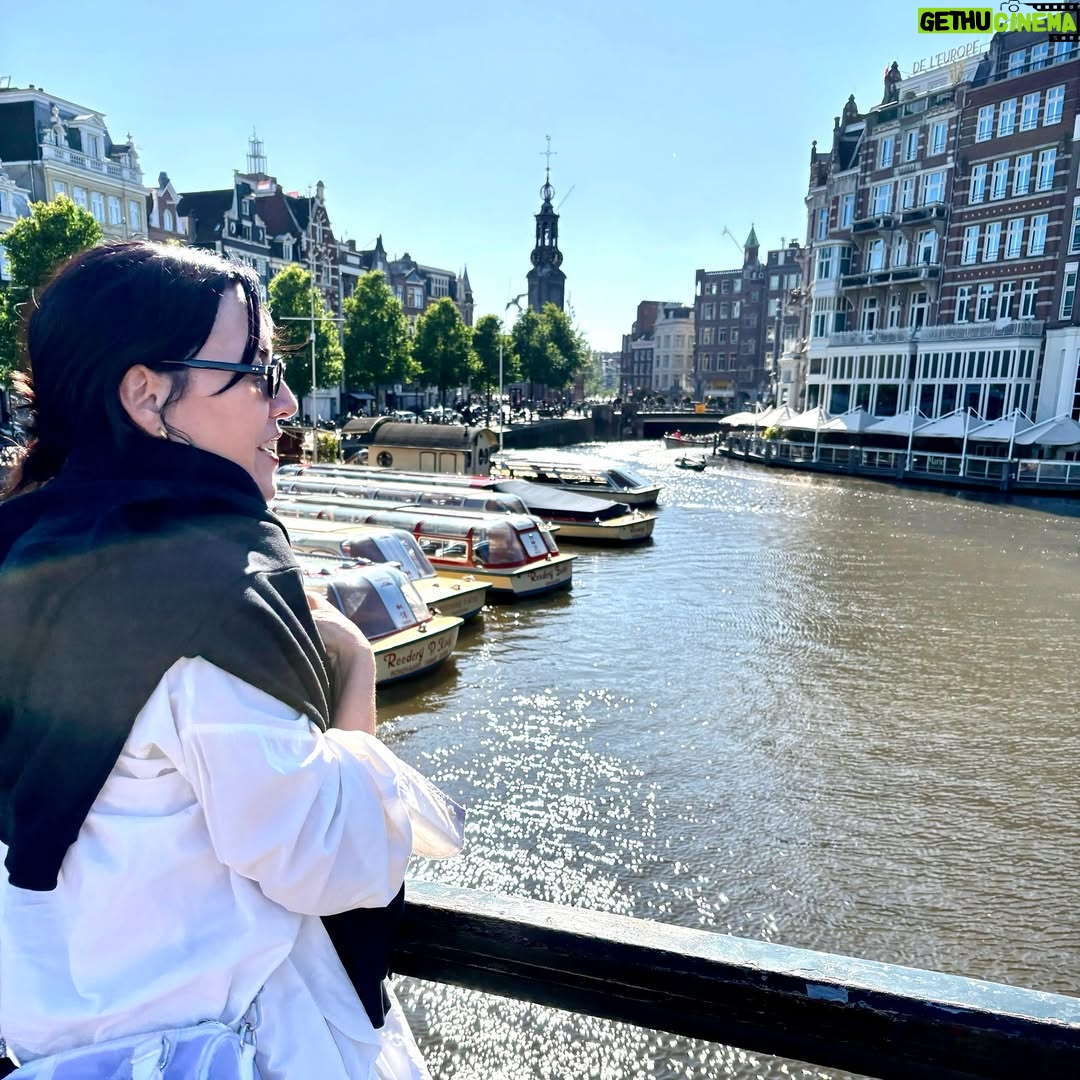 Stephanie Salas - 2.8K Likes - Ámstel ( área con agua ) 🇳🇱 mi lugar preferido ever🚤⚓️🪄✨⚡️🚲
#amsterdam 
#amstelriver 
#stephaniesalasphoto📷 
#humbertozuritaphoto📷