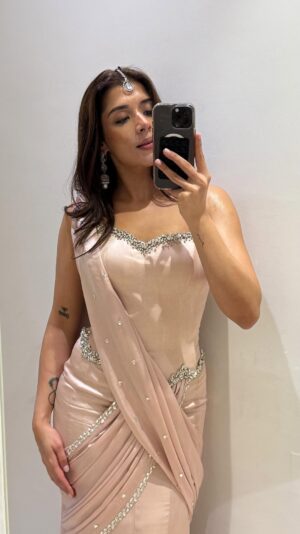 Sukhmani Gambhir Instagram - 3rd of shadi and festive fits 🩷
Pre draped corset saree @evabledesigns @oakpinionpr