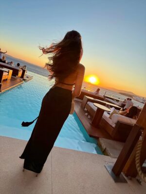 Sully Sáenz Instagram - Horizon on fire 🌅 🍸
#mykonos #greece #sunsets_captures