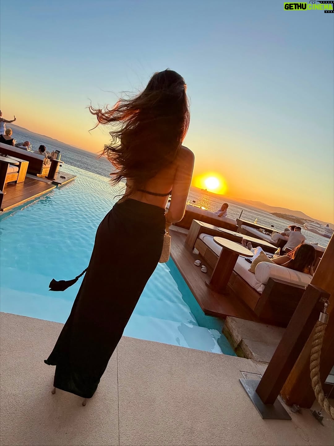 Sully Sáenz - 15.4K Likes - Horizon on fire 🌅 🍸 

#mykonos #greece #sunsets_captures