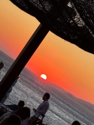 Sully Sáenz Instagram - Horizon on fire 🌅 🍸
#mykonos #greece #sunsets_captures