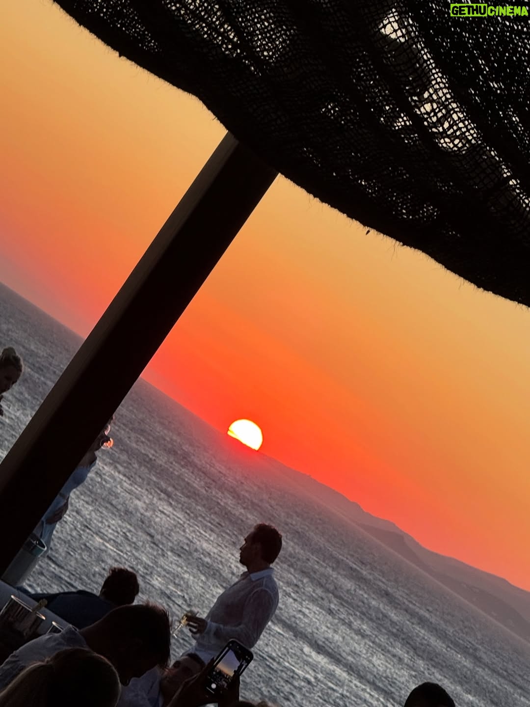Sully Sáenz - 15.4K Likes - Horizon on fire 🌅 🍸 

#mykonos #greece #sunsets_captures