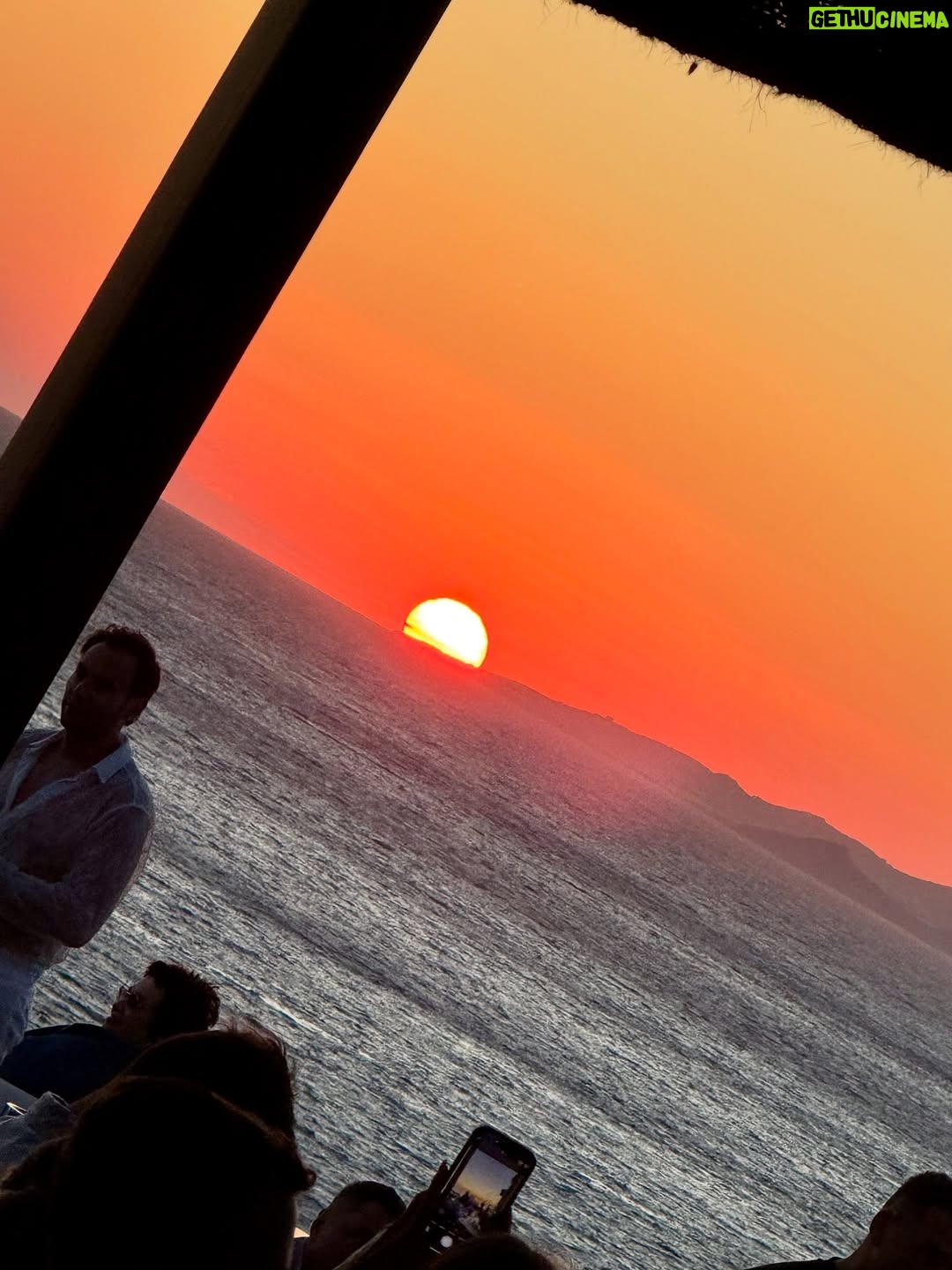 Sully Sáenz - 15.4K Likes - Horizon on fire 🌅 🍸 

#mykonos #greece #sunsets_captures
