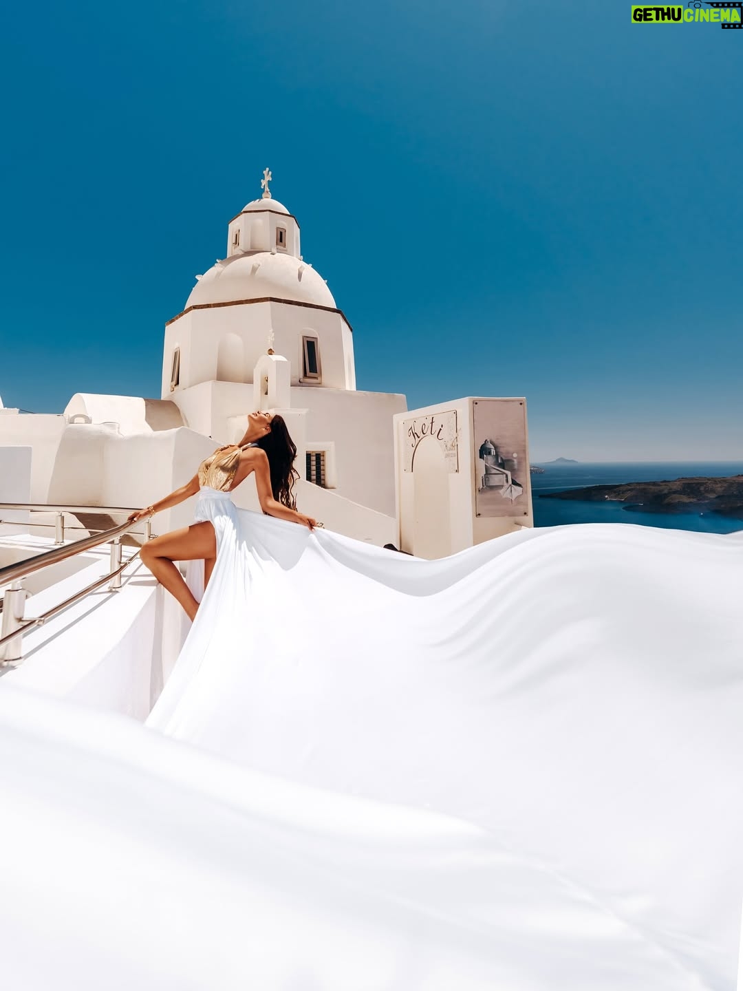 Sully Sáenz - 12.4K Likes - Island glow 🤍 🇬🇷 

#santorini #greece #greakislands
