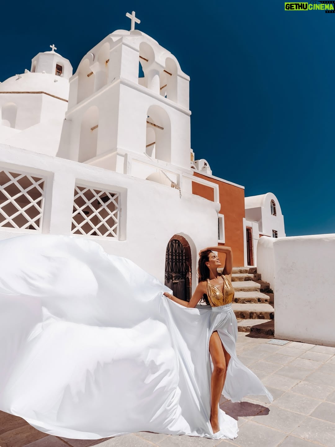 Sully Sáenz - 12.4K Likes - Island glow 🤍 🇬🇷 

#santorini #greece #greakislands
