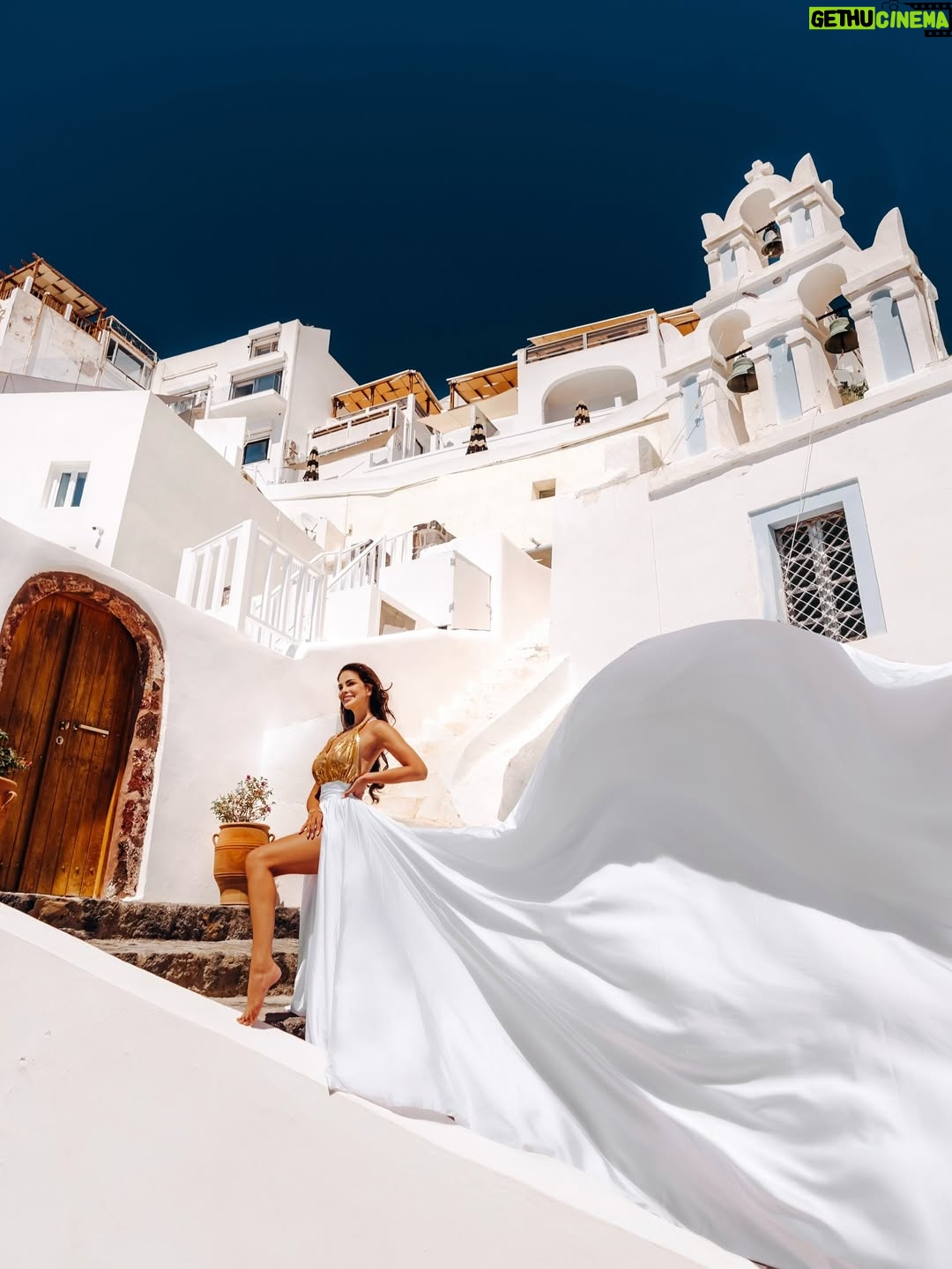Sully Sáenz - 12.4K Likes - Island glow 🤍 🇬🇷 

#santorini #greece #greakislands