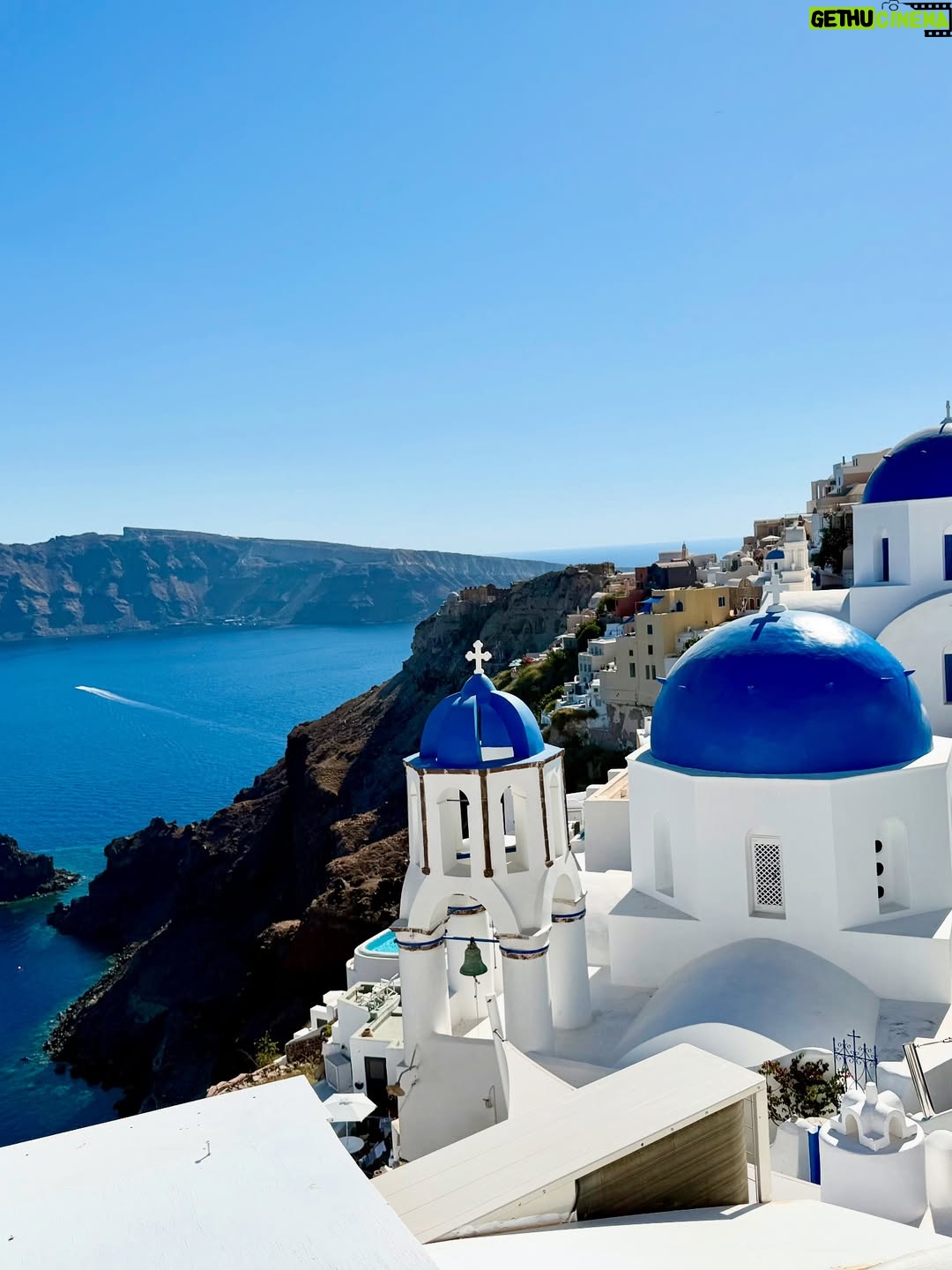 Sully Sáenz - 14.6K Likes - White walls, blue skies… Santorini 🩵 🇬🇷 

#santorini #greece #santorinigreece #islandvibes #greekislands