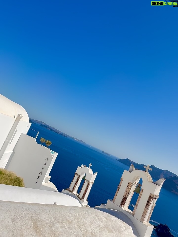 Sully Sáenz - 14.6K Likes - White walls, blue skies… Santorini 🩵 🇬🇷 

#santorini #greece #santorinigreece #islandvibes #greekislands