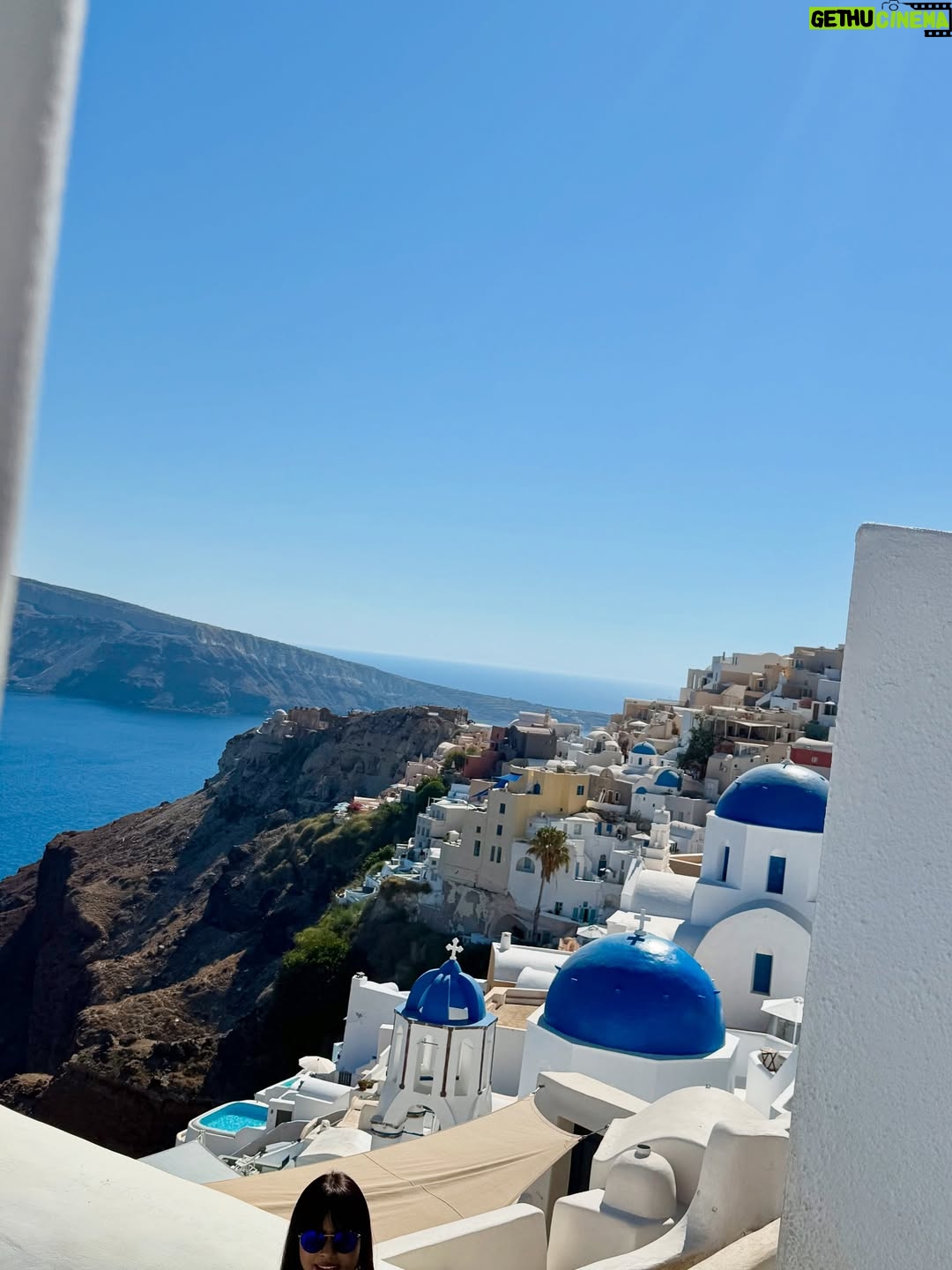 Sully Sáenz - 14.6K Likes - White walls, blue skies… Santorini 🩵 🇬🇷 

#santorini #greece #santorinigreece #islandvibes #greekislands