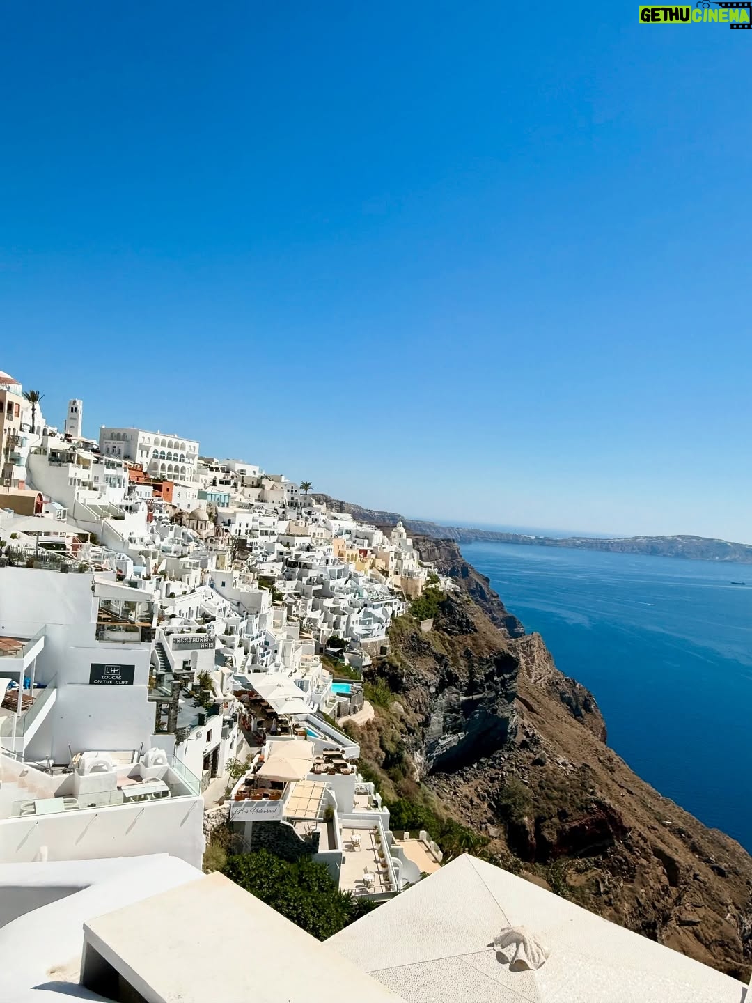 Sully Sáenz - 14.6K Likes - White walls, blue skies… Santorini 🩵 🇬🇷 

#santorini #greece #santorinigreece #islandvibes #greekislands