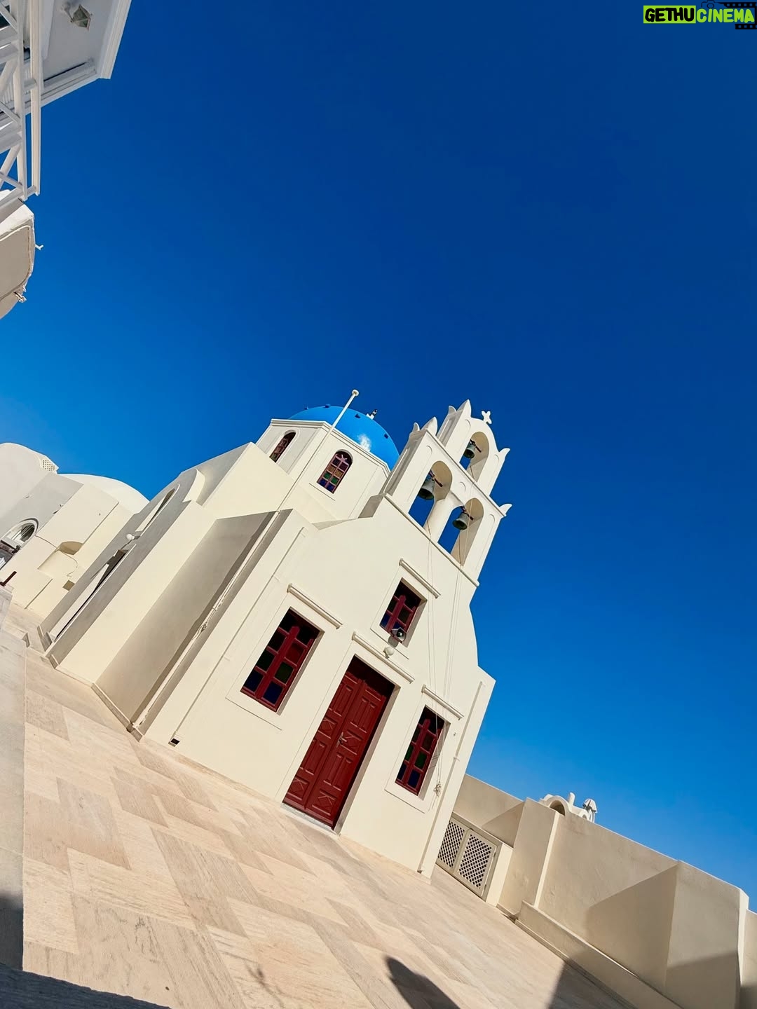 Sully Sáenz - 14.6K Likes - White walls, blue skies… Santorini 🩵 🇬🇷 

#santorini #greece #santorinigreece #islandvibes #greekislands