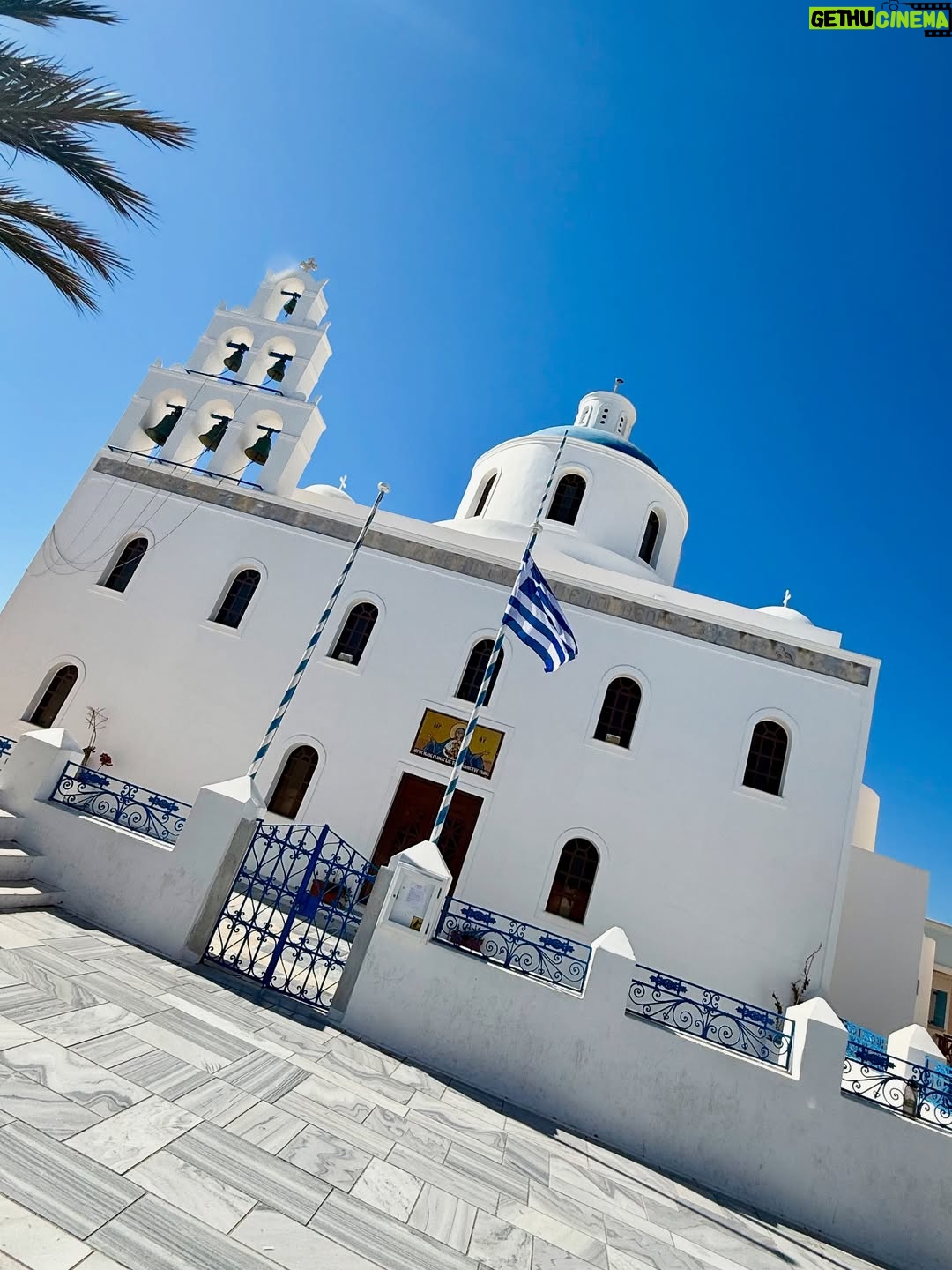 Sully Sáenz - 14.6K Likes - White walls, blue skies… Santorini 🩵 🇬🇷 

#santorini #greece #santorinigreece #islandvibes #greekislands