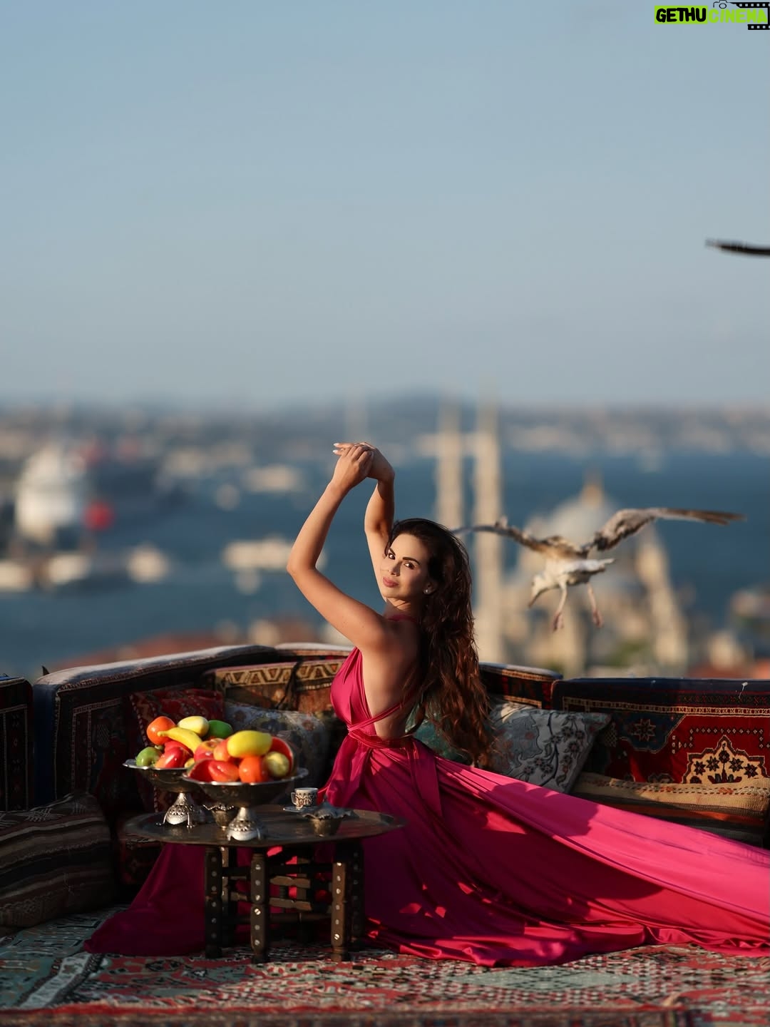 Sully Sáenz - 12.4K Likes - Istanbul, Turkey 🧿 🇹🇷 

📷 @sultanterrace 

#istanbul #turkey #turquia #bluemosque #sunset