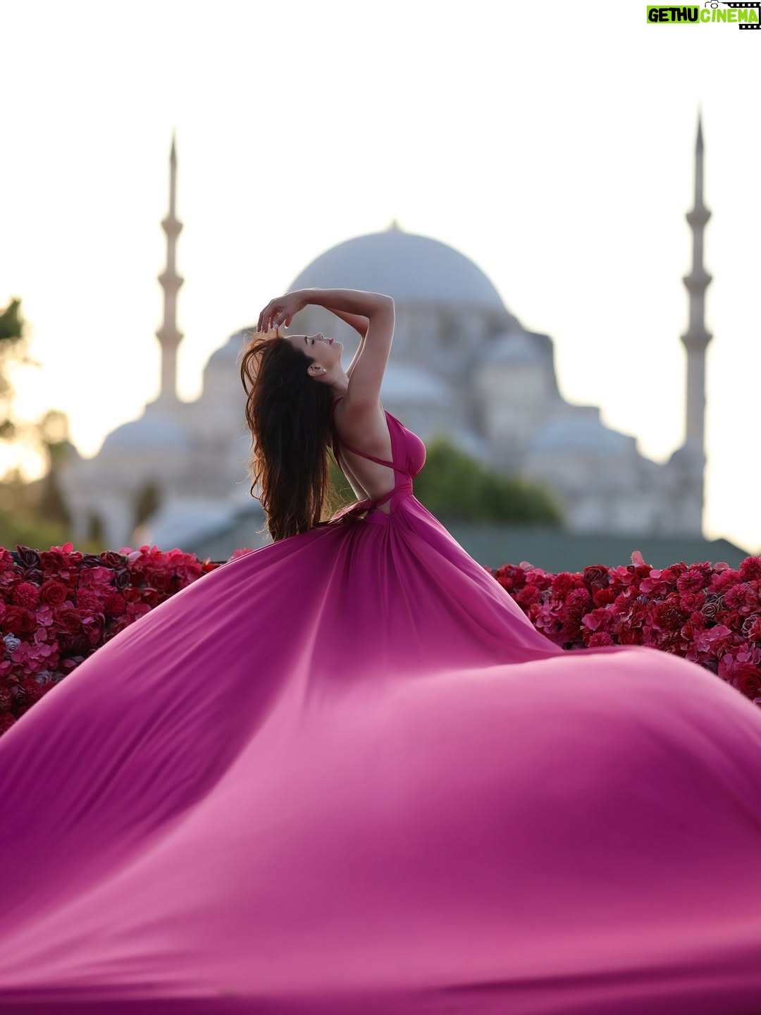 Sully Sáenz - 12.4K Likes - Istanbul, Turkey 🧿 🇹🇷 

📷 @sultanterrace 

#istanbul #turkey #turquia #bluemosque #sunset