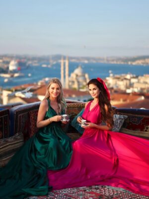 Sully Sáenz Instagram - Istanbul, Turkey 🧿 🇹🇷
📷 @sultanterrace
#istanbul #turkey #turquia #bluemosque #sunset