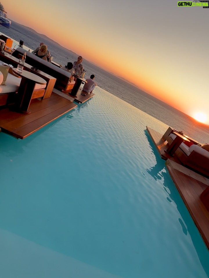 Sully Sáenz - 15.4K Likes - Horizon on fire 🌅 🍸 

#mykonos #greece #sunsets_captures