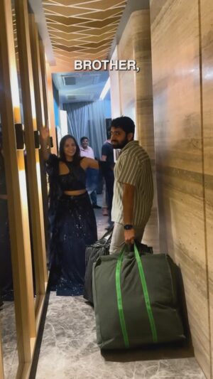 Suman Kothari Instagram - Pre-wedding stress ho ya excitement, ek achha meal sab theek kar deta hai! 💛 @zomato waalon ne train tak bhi deliver karke shaadi ki bhaag-daud mein ek sukoon ka moment de diya! #Zomato #ZomatoFoodOnTrain