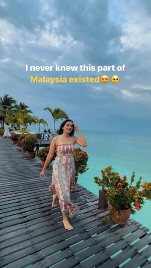 Suman Kothari Instagram - Yes!! These beautiful islands are a part of Malaysia ❣️
Meri nazar mai Malaysia was always about beautiful city life & tall towers but damnnnnnnn Maldives part 2 Hogya ye toh voh bhi 1/3rd of the price mai.. the water vilas were to die for🥹
The marine life here is quite untouched , only drawbacks were getting Veg food was a task infact @sipadankapalaidiveresort these guys did not know what is Veg😂 maybe that’s because currently they have a lot of Japanese tourism abh jab Indians jayenge toh shayad inhe samaj aajae chize phir veg kya jain bhi pata chal jaega😂😂… 
The other property @arcadiabeachresort_pandanan jiska tumhe infinity pool dikh raha hai video mai ye log mast theee, they tried their best to understand the food requirements bhai jain tak sort krke diya inhone so I was quite pleased with the hospitality aur views & stay toh ek number tha hiii ❣️
I’l highly suggest bhai honeymoon se lekar friends trip jo ho plan krlo iske phele ke ye bhi BALI banjae🫢😅…

@malaysia.truly.asia @misztqah 
.
.
#malaysia#semporna#islandlife#islands#tourism#traveller#indian#creator#traveller