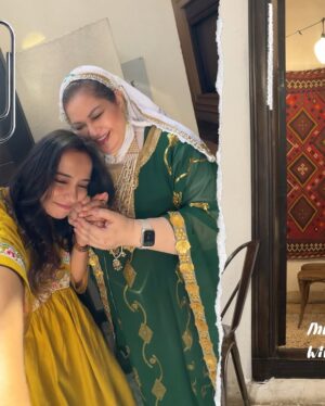 Suman Kothari Instagram - Exploring the magic of Saudi stunning sights, rich culture, and... wait for it... some incredible vegetarian food! Honestly didn’t expect to find such flavorful plant-based gems out here, but Saudi proved me wrong in the best way. From hidden local spots to unexpected flavors, this journey has been full of surprises and I’m here for all of it!
@visitsaudi
#paidpartnership#Visitsaudi#Saudiarabia#Jeddah#Riyadh#SaudiSummer#Sauditour#saudifoodtour