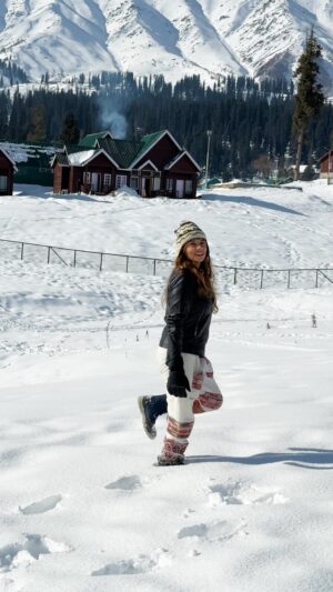Suman Kothari Instagram - Toh batau are you planning a trip to Kashmir this winters ☃️ ???
Also, if you need any help or guidance please feel free to comment ❣️

You can also connect with @gulmargskiresort to get your itinerary sorted ✨