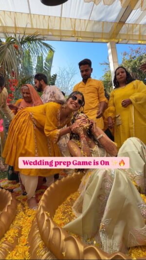 Suman Kothari Instagram - #Ad || Bhai wedding ki thakaan toh utar hi nahi rahii, but jitna radiance wedding mai tha utna hi morning after hona zaruri hai … and thankfully @pondsindia has got my back with their Bright Beauty Range!

* Anti Dullness Facewash removes all the dullness
* Anti Pigmentation Serum that’s packed with 12% Gluta niacinamide complex^ gives me a radiant finish
* Anti Spot Gel Créme fades dark spots and pigmentation and is perfect for both oily and combination skin

This routine has kept my skin radiant & bright this wedding season! Trust me, you need this! Because with Pond’s, miracles happen.

#PondsBrightBeautyRange #WeddingSkinCare #PondsIndia #PondsPartner #MiraclesHappen #MyMorningAfterSkinMiracle

Disclaimer: ^Complex refers to the combination of Niacinamide, Glycerin, Pentylene Glycol, Butylene Glycol, Glutathione precursor