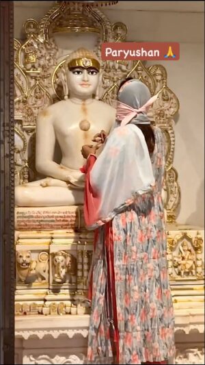 Suman Kothari Instagram - Itne Vlogs banati hu socha thoda Paryushan ka bhi bana du, hope you all are doing well? Pooja kr raho ya mummy ki daant kha rahe ho😂… 

Also, Whoever is fasting, Satama ? 🌸
.
.
.
#paryushan#jain#festive#festival#paryushanspecial