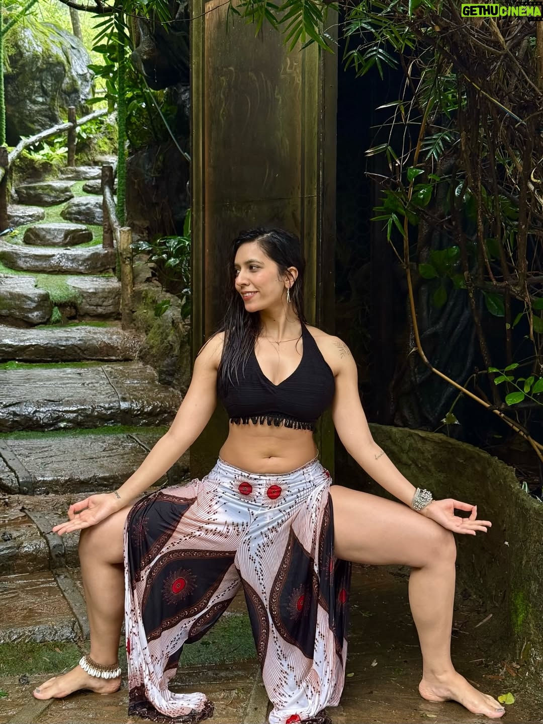 Suman Modi - 16.2K Likes - Grace is not in the pose, but in the presence. 🤍

#yoga #sumanmodi #fit #balance #yogalife