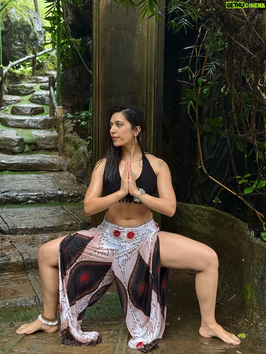 Suman Modi - 16.2K Likes - Grace is not in the pose, but in the presence. 🤍

#yoga #sumanmodi #fit #balance #yogalife