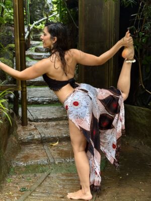 Suman Modi Instagram - Grace is not in the pose, but in the presence. 🤍
#yoga #sumanmodi #fit #balance #yogalife