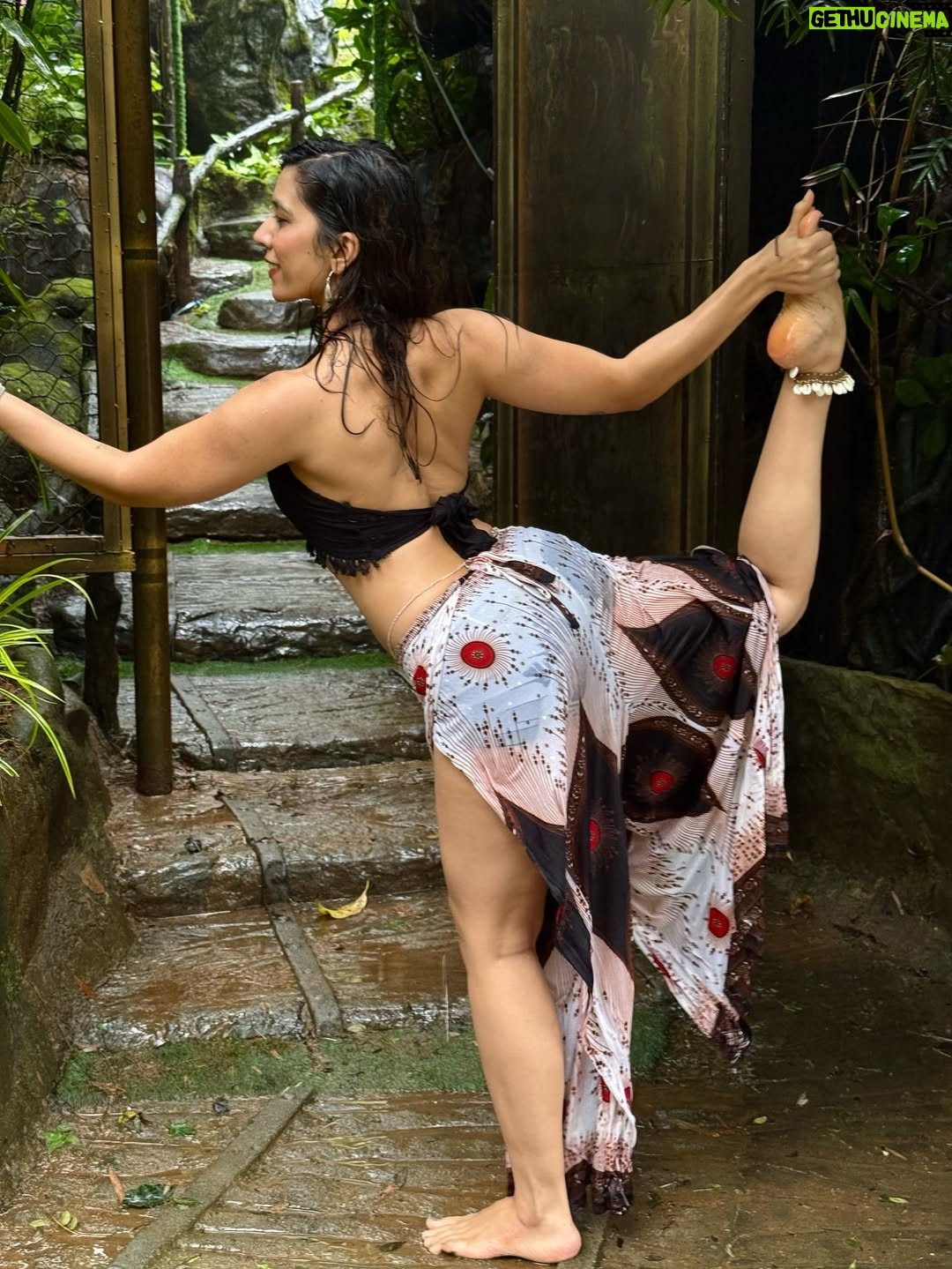 Suman Modi - 16.2K Likes - Grace is not in the pose, but in the presence. 🤍

#yoga #sumanmodi #fit #balance #yogalife