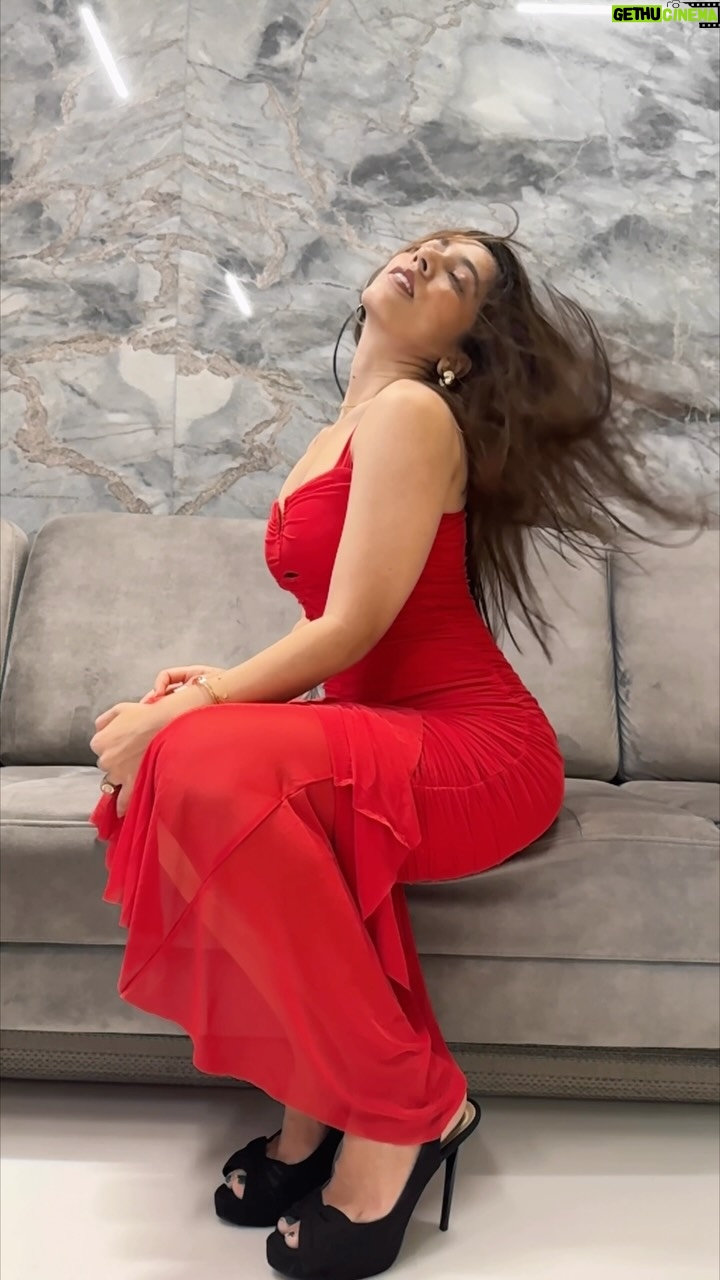 Suman Modi - 10.3K Likes - Wait for it..❤️

#reddress #red #sumanmodi #transition