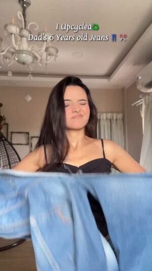 Sumedha Bhattacharyya Instagram - I cut my Dad’s Jeans to fix my top 👖🤫
#creative #creativity #areeladay #diy #jeans #fashion
