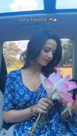 Sumedha Bhattacharyya Instagram - Desi Aesthetic Hairstyle 🪷🦢
#festivewithsumedha Day~ 3/45