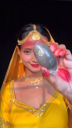 Sumedha Bhattacharyya Instagram - Radha Rani Kolka 🌼
@thesumedha7
#FestivewithSumedha 🌸 day 1/45🌸