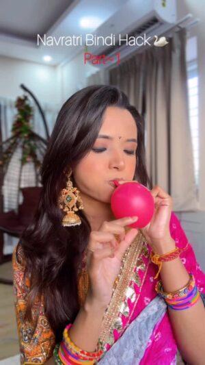 Sumedha Bhattacharyya Instagram - Bindi Using Balloon 🎈🤯
First uploaded on 7/09/2025
#festivewithsumedha (Day 14/45 )🌺
#exclusive #creative #navratri #bindi #creativity #navratribindi