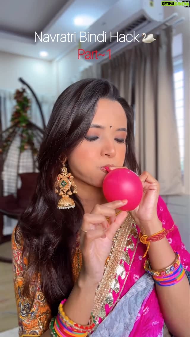 Sumedha Bhattacharyya - 85.8K Likes - Bindi Using Balloon 🎈🤯 
First uploaded on 7/09/2025 

#festivewithsumedha (Day 14/45 )🌺

#exclusive #creative #navratri #bindi #creativity #navratribindi
