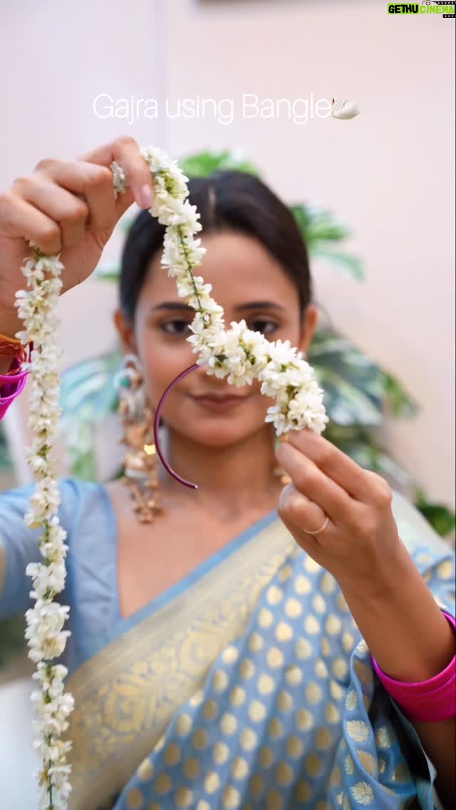 Sumedha Bhattacharyya - 16.1K Likes - Old Bangle Se Gajra🤯🤯

#festivewithsumedha (Day 13/45)🪷

 #gajra #festive #festiveseason #hairstyle #creative #creativity #ashortaday