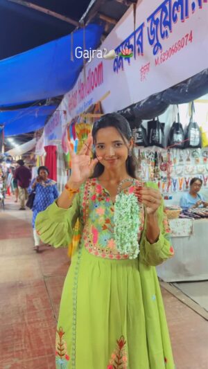 Sumedha Bhattacharyya Instagram - Instant Gajra with Bangle 🦢🪷
#festivewithsumedha (Day 7/45)🌺🧿