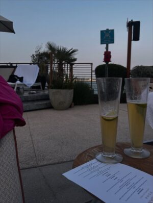 Sunaina Bhagi Instagram - Feelin’ beachy, livin’ peachy 🌊🍑
📍 @sushisambadoha @qatarliving
#doha #sushisamba #dohaqatar #beachlife #travelgram