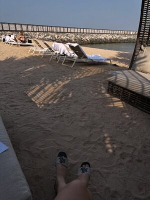 Sunaina Bhagi Instagram - Feelin’ beachy, livin’ peachy 🌊🍑
📍 @sushisambadoha @qatarliving
#doha #sushisamba #dohaqatar #beachlife #travelgram