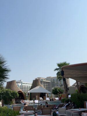 Sunaina Bhagi Instagram - Feelin’ beachy, livin’ peachy 🌊🍑
📍 @sushisambadoha @qatarliving
#doha #sushisamba #dohaqatar #beachlife #travelgram