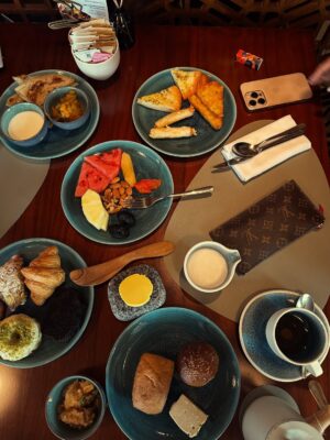 Sunaina Bhagi Instagram - 📍 The Oat House @abesqdoha
Elegance is best served with coffee & croissants. 🌍☕✨ Morning bliss at its finest. #LuxuryLifestyle #BreakfastDiaries #travelinstyle #doha #qatar