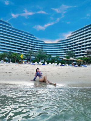 Sunaina Bhagi Instagram - Nothing like a sun-soaked escape at the iconic Waldorf Astoria Doha 💎☀️ #BeachfrontBliss #WaldorfLife #OceanGoddess
@waldorfastoriadohalusail @sushisambadoha
#qatar #vacation #travelgram #middleeast
