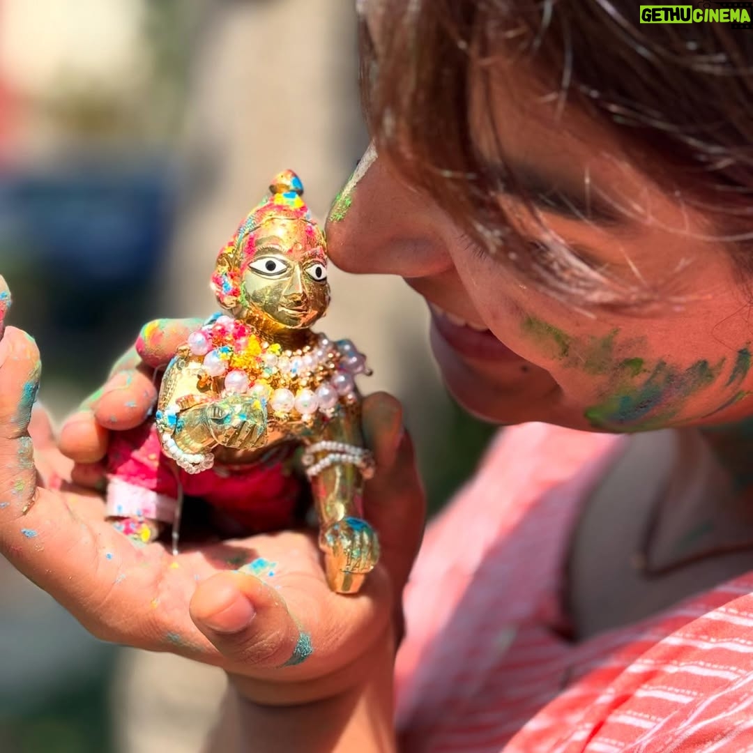 Surbhi Sikri - 29K Likes - आज नंद लाल पे गुलाल बरसत है 🥰🫴🏻🧚🏻‍♂️