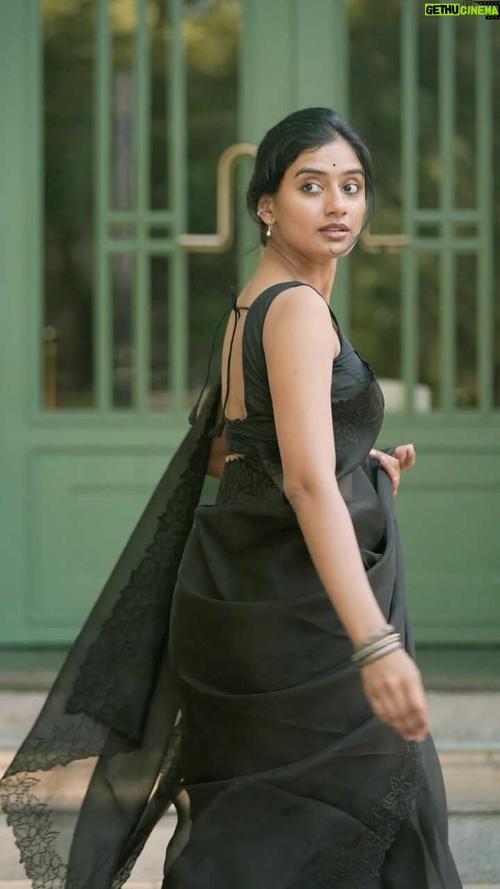 Sushmitha Bhat - 27.3K Likes - @shayna.sarees : This luxurious organza silk just redefines poise! I was blown away by how elegant it makes you feel 🖤🤍🦢

@reflectionofmymemories claimed that this is the best he has seen me wear 😉🖤🤍🦢