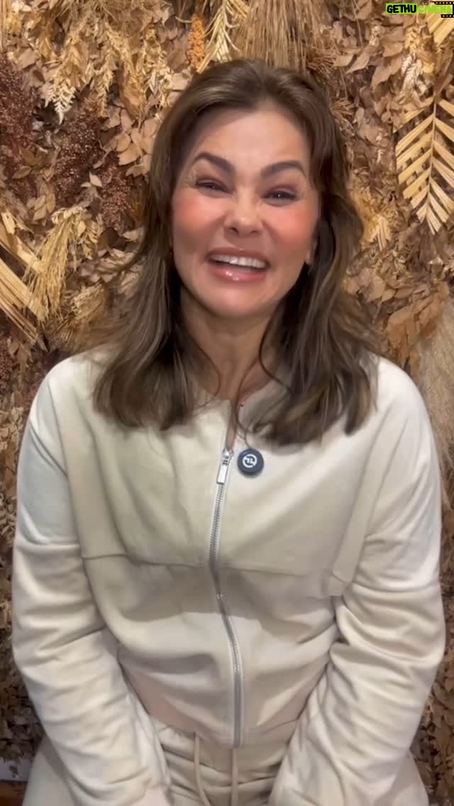 Suzana Alves - 7.4K Likes - Você já reparou como tem gente que ataca… só pra se defender?

Indiretas, ironia, julgamentos…
Mas por trás disso, muitas vezes, existe uma dor não tratada.

É mais fácil ferir do que sentir.
Mais fácil julgar do que encarar o próprio espelho.

Mas escuta com carinho:
Você não precisa se justificar.
Deus não te chamou pra provar. Ele te chamou pra ser luz.

📖 “Não se vinguem… deixem com Deus a ira, pois está escrito:
‘Minha é a vingança; eu retribuirei’, diz o Senhor.”
(Romanos 12:19)

Enquanto você cuida do seu coração,
Deus cuida da sua reputação.

Fica firme.
Quem anda com Deus… não precisa provar nada pra ninguém.

Com amor,
Suzana 💛

⸻

📌 Hashtags:

#IdentidadeEmCristo
#MulherCurada
#CuraInterior
#EspiritualidadeViva
#DeusTeJustifica
#SilêncioQueFala
#Romanos1219
#ReelsComPropósito
#FéEmDeus
#SuzanaAlves
#ReflexãoDoDia
#LuzNasTrevas